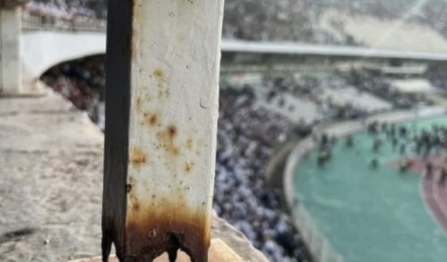 تسببَ تدافُع الجماهير في انهيار السياج الحديدي وسقوط عدد من مشجعي مولودية الجزائر من المدرجات العلوية رقم 7 و8 نحو الأسفل.