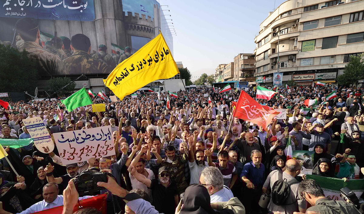 الشعب الإيراني يقف إلى جانب القيادة في مواجهة العدوان (أ ف ب)