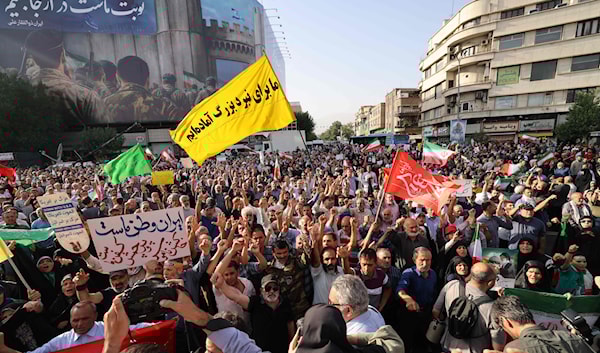 الشعب الإيراني يقف إلى جانب القيادة في مواجهة العدوان (أ ف ب)