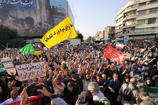 الشعب الإيراني يقف إلى جانب القيادة في مواجهة العدوان (أ ف ب)