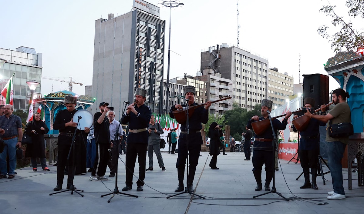 فرقة موسيقية تقليدية تعزف في طهران تحدياً لأميركا وإسرائيل (أ ف ب)
