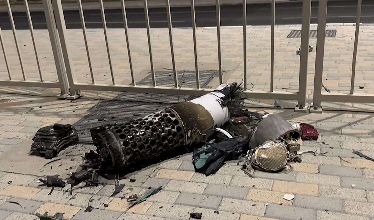 بقايا صاروخ إيراني تمّ اعتراضه فوق قطر (أ ف ب)