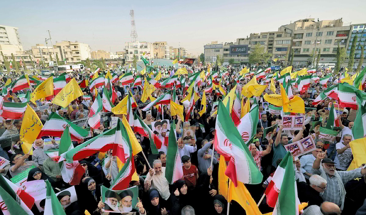 مشهد من احتفال النصر في ساحة انقلاب في طهران (أ ف ب)