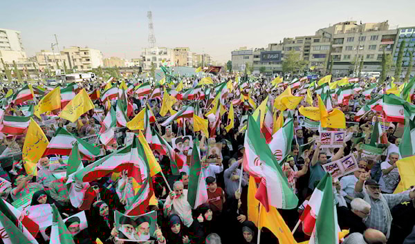 مشهد من احتفال النصر في ساحة انقلاب في طهران (أ ف ب)