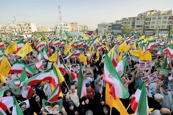 مشهد من احتفال النصر في ساحة انقلاب في طهران (أ ف ب)