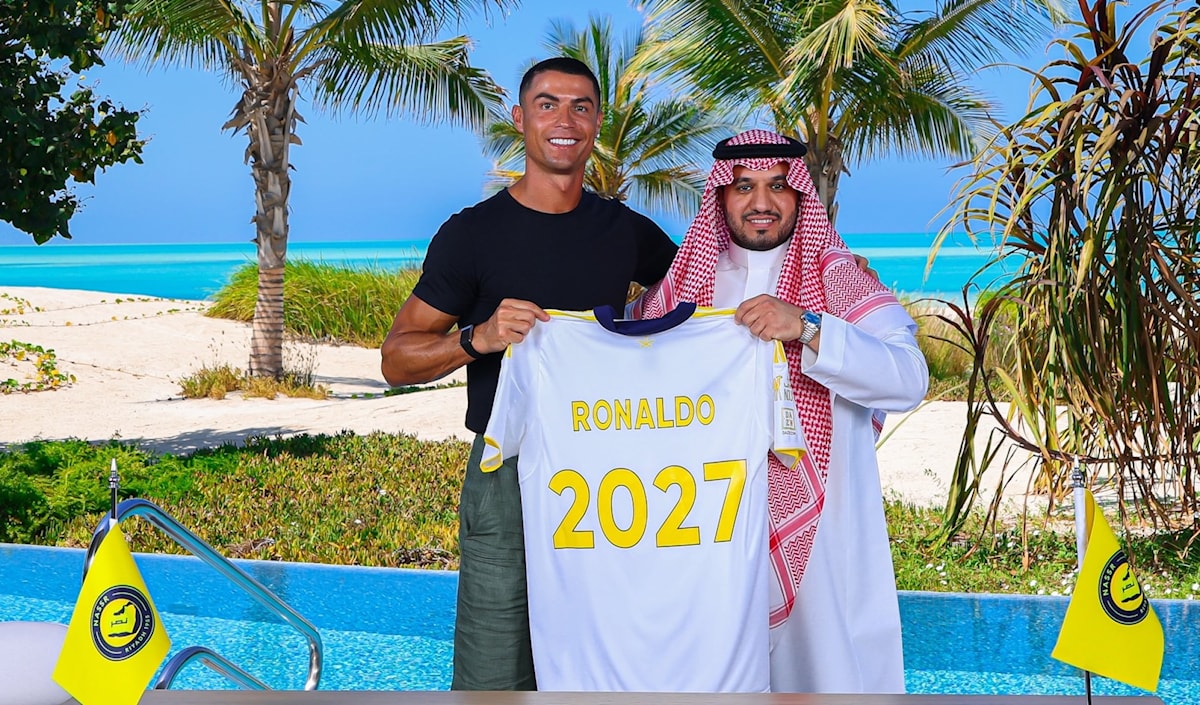 كان رونالدو أول لاعب من الطراز الرفيع ينضم إلى الدوري السعودي في نهاية عام 2022.
