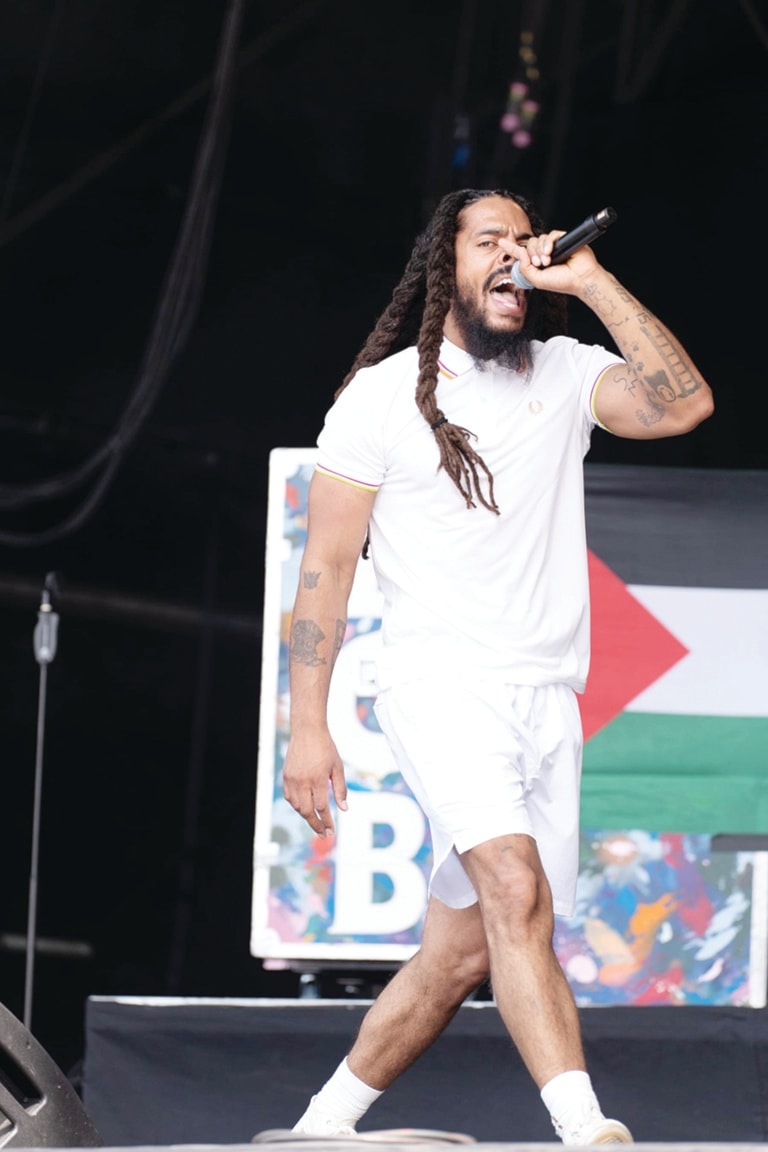 بوبي فيلان قاد الجمهور الذي كان يحمل الأعلام الفلسطينية في الهتاف بالموت لـ «الجيش الإسرائيلي»  