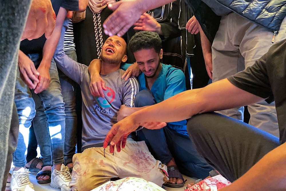 الفلسطينيون أمام خيارات الموت جوعاً أو المجازفة بالتعرض للقتل بحثاً عن غذاء (أ ف ب)