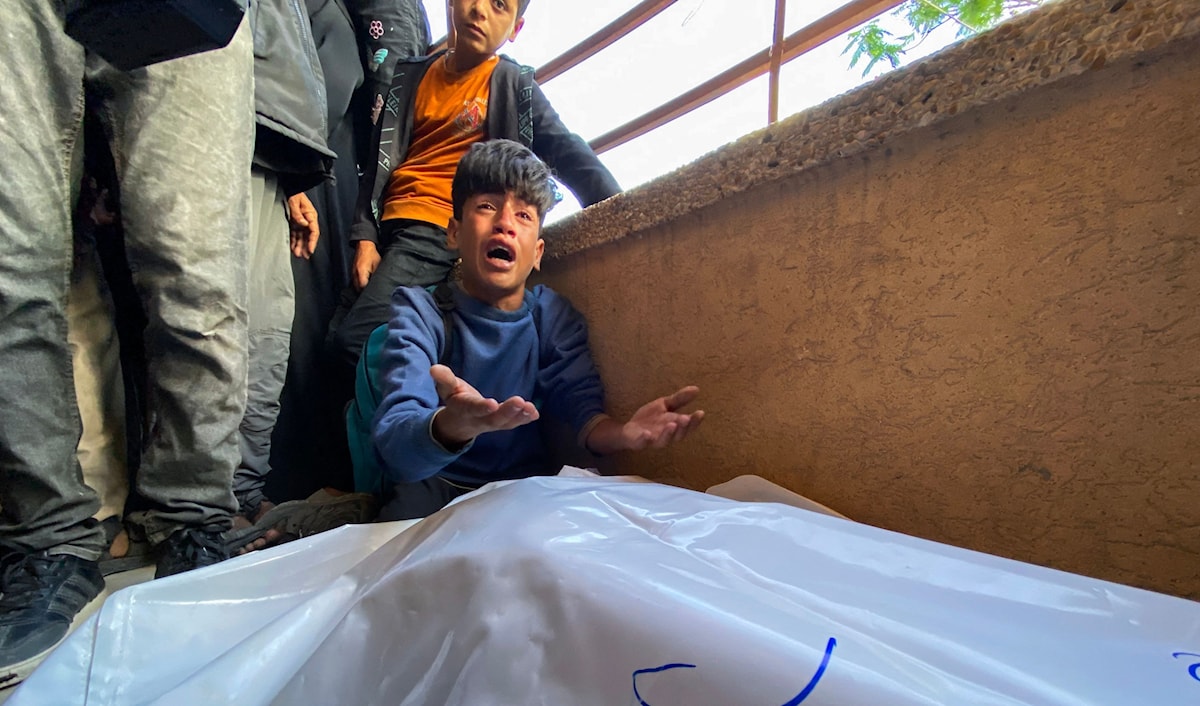 الفلسطينيون أمام خيارات الموت جوعاً أو المجازفة بالتعرض للقتل بحثاً عن غذاء (أ ف ب)