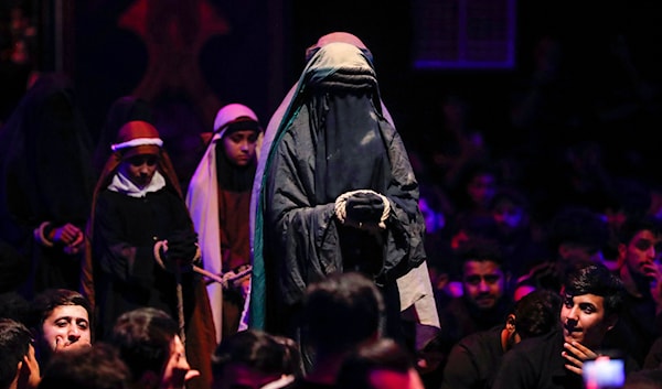 عراقيون يحيون مراسم عاشوراء في مدينة الصدر في بغداد (أ ف ب)