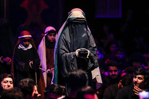 عراقيون يحيون مراسم عاشوراء في مدينة الصدر في بغداد (أ ف ب)