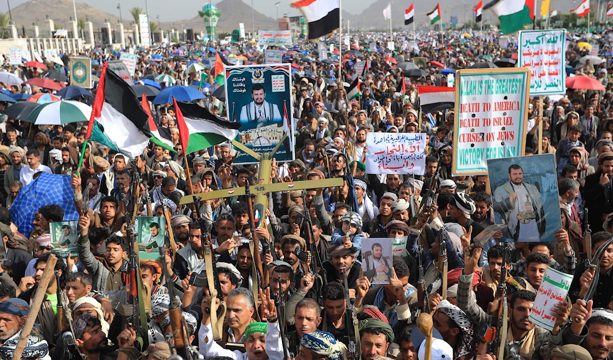 يخرج الشعب اليمني بمسيرات حاشدة أسبوعياً نصرة لفلسطين (أ ف ب)