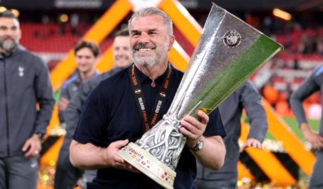 أقالَ توتنهام مدربه بوستيكوغلو بعد أسبوعين من قيادته للفوز بمسابقة الدوري الأوروبي (يوروبا ليغ).