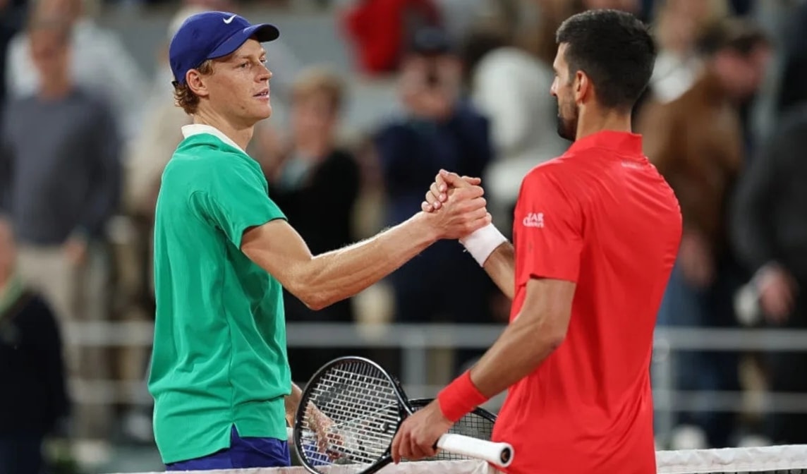 فازَ سينر على ديوكوفيتش 6-4 و7-5 و7-6 (7-3) الجمعة في نصف نهائي بطولة فرنسا المفتوحة.