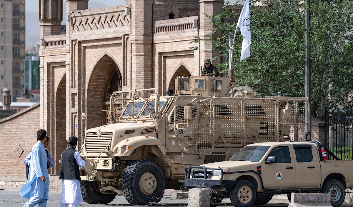 دعت حكومة «طالبان» الأفغان الراغبين في الهجرة إلى الولايات المتحدة للعودة إلى أفغانستان (أ ف ب)