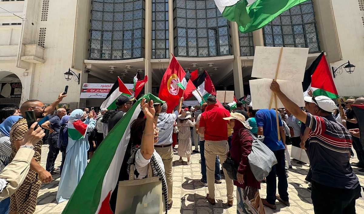 تجمّع  في مدينة صفاقس التونسية استقبالاً لقافلة الصمود (من الويب)