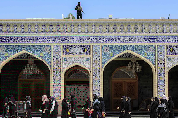 تمّ منع الشيعة من رفع أي شعارات دينية فوق دور العبادة الخاصة بهم (أ ف ب)