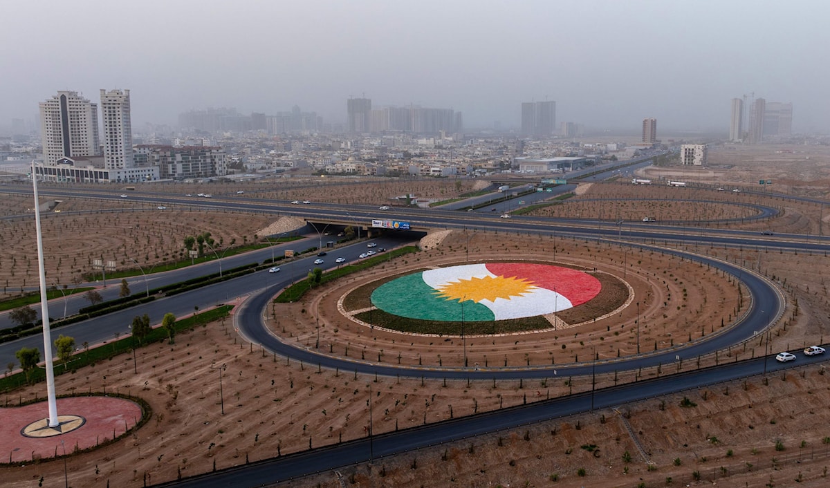 العلم الكردي على دوار في أربيل (أ ف ب)