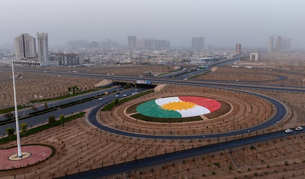 العلم الكردي على دوار في أربيل (أ ف ب)