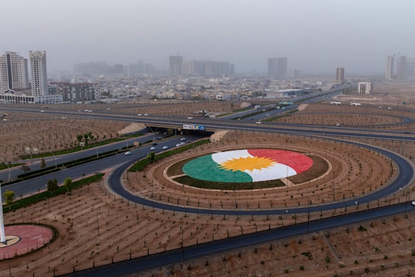 العلم الكردي على دوار في أربيل (أ ف ب)