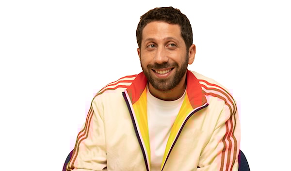 يستعد الكوميدي اللبناني جون أشقر للمشاركة في «بكرزاي» بعرضه «عم جرّب»