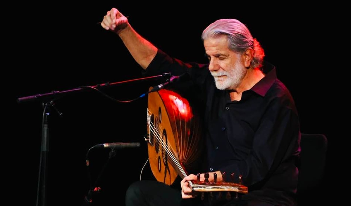 يغنّي مارسيل خليفة للحب والحرية والكرامة، مستحضراً حكايات البحر والصيادين ودفء الذكريات