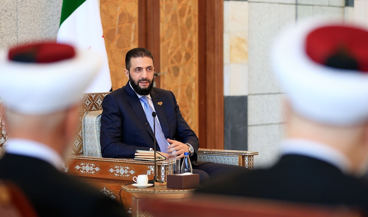 الشرع خلال استقباله الوفد برئاسة مفتي لبنان الشيخ عبداللطيف دريان (من الويب)