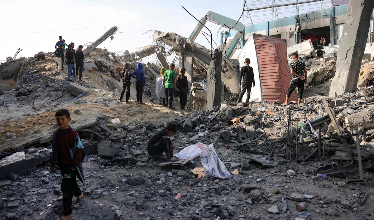 أفادت مصادر طبية في غزة بأن ما لا يقل عن 100 فلسطيني استشهدوا اليوم في قطاع غزة (أ ف ب)