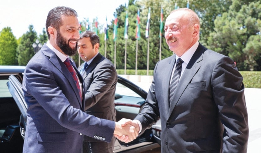 الرئيس الأذربيجاني، إلهام علييف، مستقبلاً نظيره السوري الانتقالي، أحمد الشرع، في باكو (أ ف ب)
