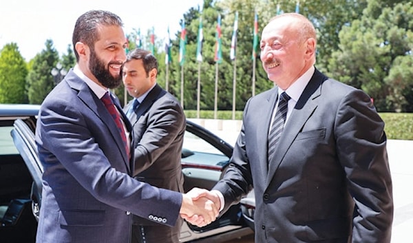 الرئيس الأذربيجاني، إلهام علييف، مستقبلاً نظيره السوري الانتقالي، أحمد الشرع، في باكو (أ ف ب)