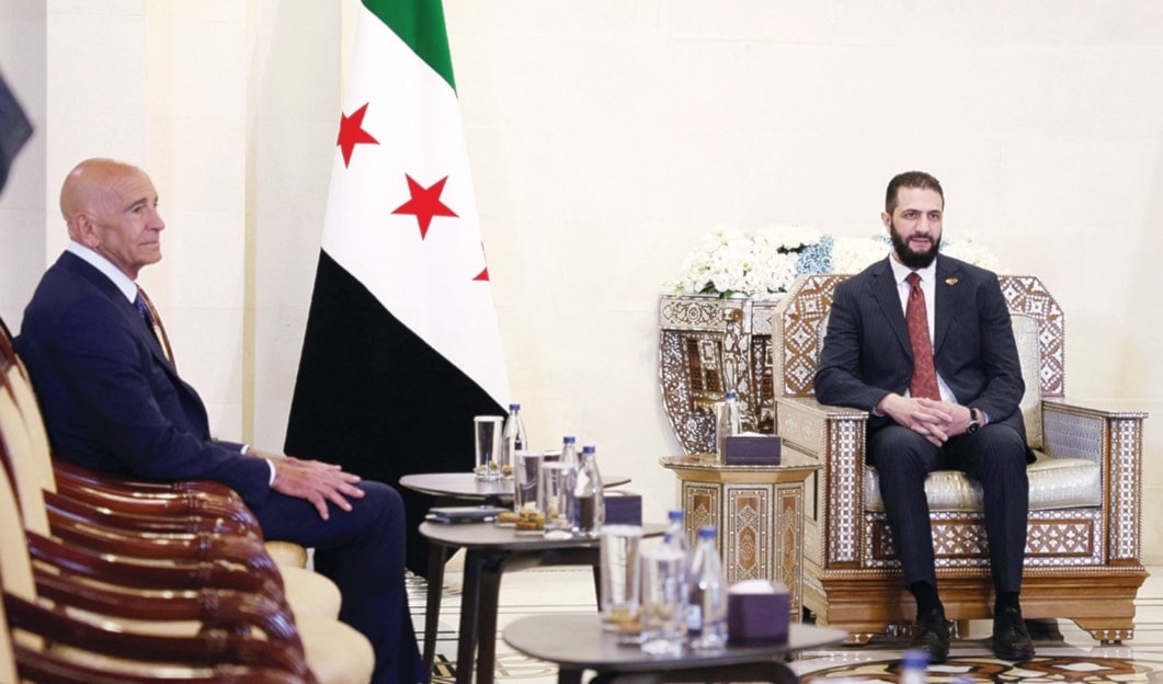 الشرع خلال اجتماع مع برّاك (أ ف ب)