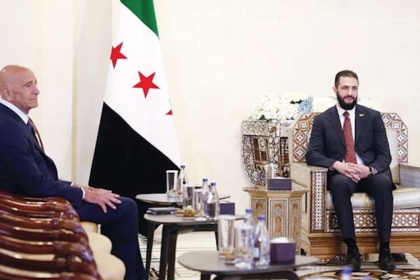 الشرع خلال اجتماع مع برّاك (أ ف ب)