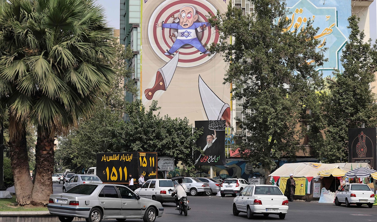 رسم يسخر من رئيس وزراء العدو، بنيامين نتنياهو، في طهران (أ ف ب)