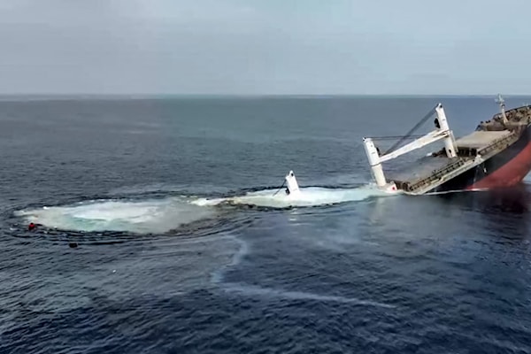 السفن التجارية باتت تلتزم بحظر صنعاء على إسرائيل خشية إغراقها (أ ف ب)