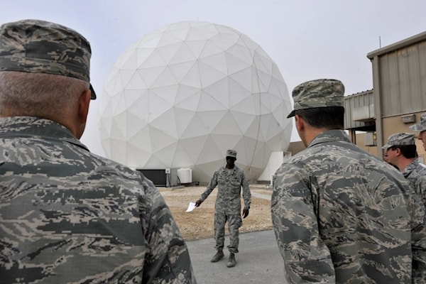 كان لافتاً جداً أن الموقع المؤكد الوحيد الذي أصابته إيران في هذه القاعدة لم يكن يخص أشخاصاً ولا طائرات مقاتلة، بل نقطة إسناد لوجستي بامتياز (منظومة اتصال لاسلكي متقدّم)