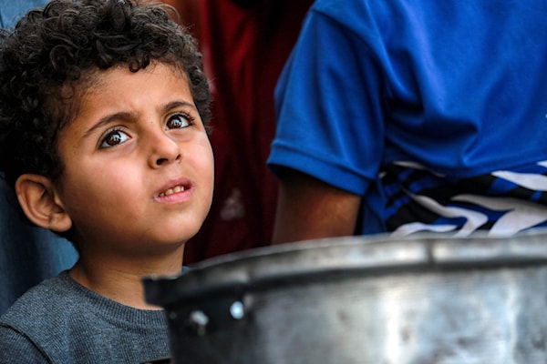 طفل ينتظر الحصول على غذاء في مدينة غزة (أ ف ب)