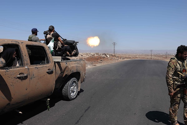 امتدّ الهجوم المسلّح الذي بدأته عشائر البدو في درعا، من الريف الغربي للسويداء، إلى مناطق أخرى في المحافظة (أ ف ب)