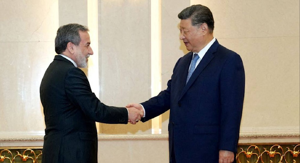  الرئيس الصيني شي جين بينغ يستقبل وزير الخارجية الإيراني قبل الاجتماع الذي يستمر يومين لمجلس وزراء خارجية الدول الأعضاء في منظمة شنغهاي للتعاون (أ ف ب)
