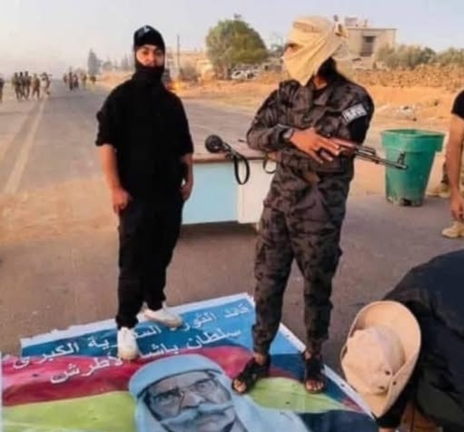 الصورة التي أثارت جدلاً واسعاً وغضباً شعبياً
