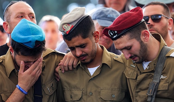 جنود إسرائيليون يبكون زميلاً لهم قُتل في قطاع غزة (أ ف ب)