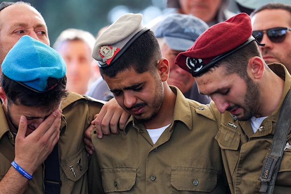 جنود إسرائيليون يبكون زميلاً لهم قُتل في قطاع غزة (أ ف ب)
