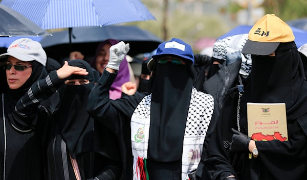 طالبات يمنيات يشاركن في تظاهرة ضد إسرائيل في صنعاء (أ ف ب)