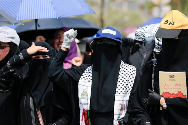 طالبات يمنيات يشاركن في تظاهرة ضد إسرائيل في صنعاء (أ ف ب)
