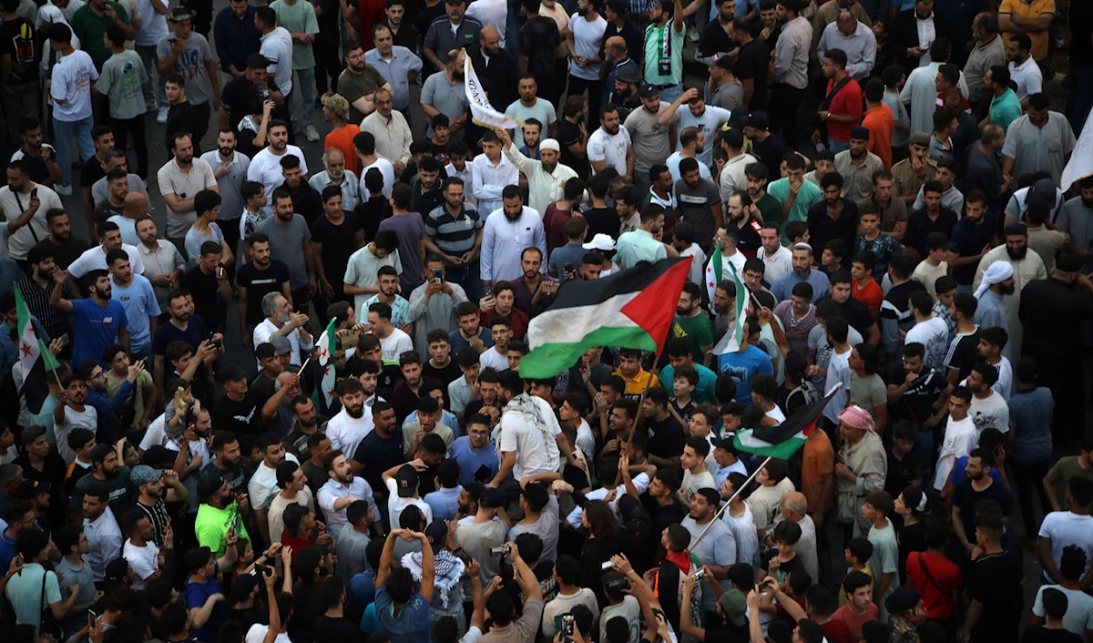 متظاهرون في حماه ضد العدوان الإسرائيلي على سوريا (أ ف ب)