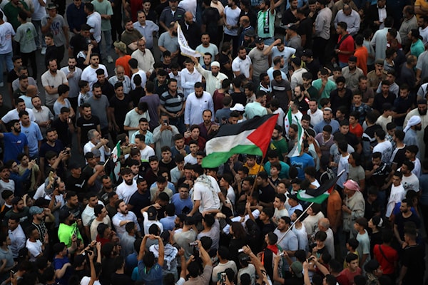 متظاهرون في حماه ضد العدوان الإسرائيلي على سوريا (أ ف ب)
