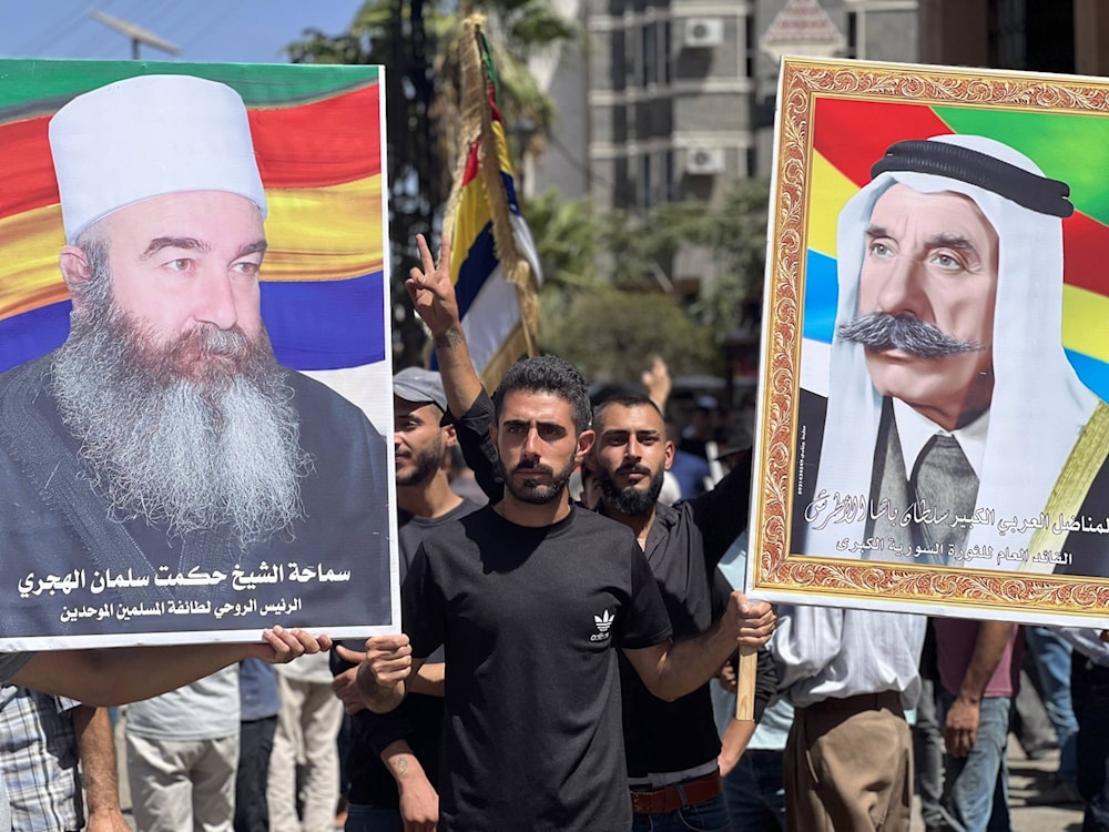 أوصى حكمت  الهجري المتظاهرين في السويداء بالاستمرار حتى نيل المطالب (من الويب)