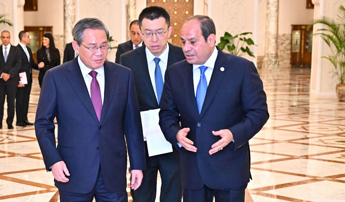 الرئيس المصري، عبدالفتاح السيسي، مستقبلاً رئيس الوزراء الصيني، لي كيانغ، في قصر الاتحادية في القاهرة (أ ف ب)