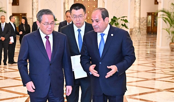 الرئيس المصري، عبدالفتاح السيسي، مستقبلاً رئيس الوزراء الصيني، لي كيانغ، في قصر الاتحادية في القاهرة (أ ف ب)