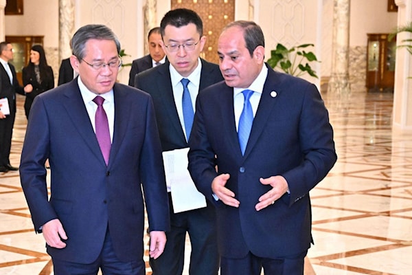 الرئيس المصري، عبدالفتاح السيسي، مستقبلاً رئيس الوزراء الصيني، لي كيانغ، في قصر الاتحادية في القاهرة (أ ف ب)