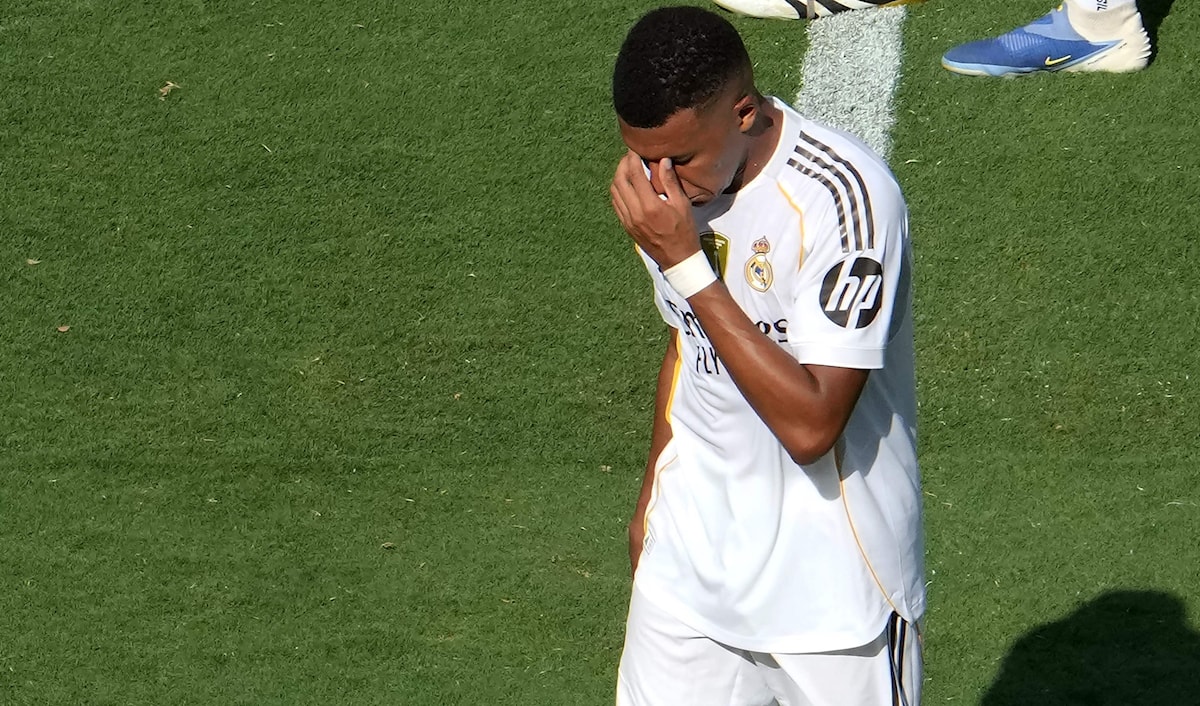 حصلَ 4 ضباط على شيكات بنكية من حساب باسم مبابي بقيمة 30 ألف يورو لكل واحد منهم، وحصلَ الضابط الخامس على 60 ألف يورو.